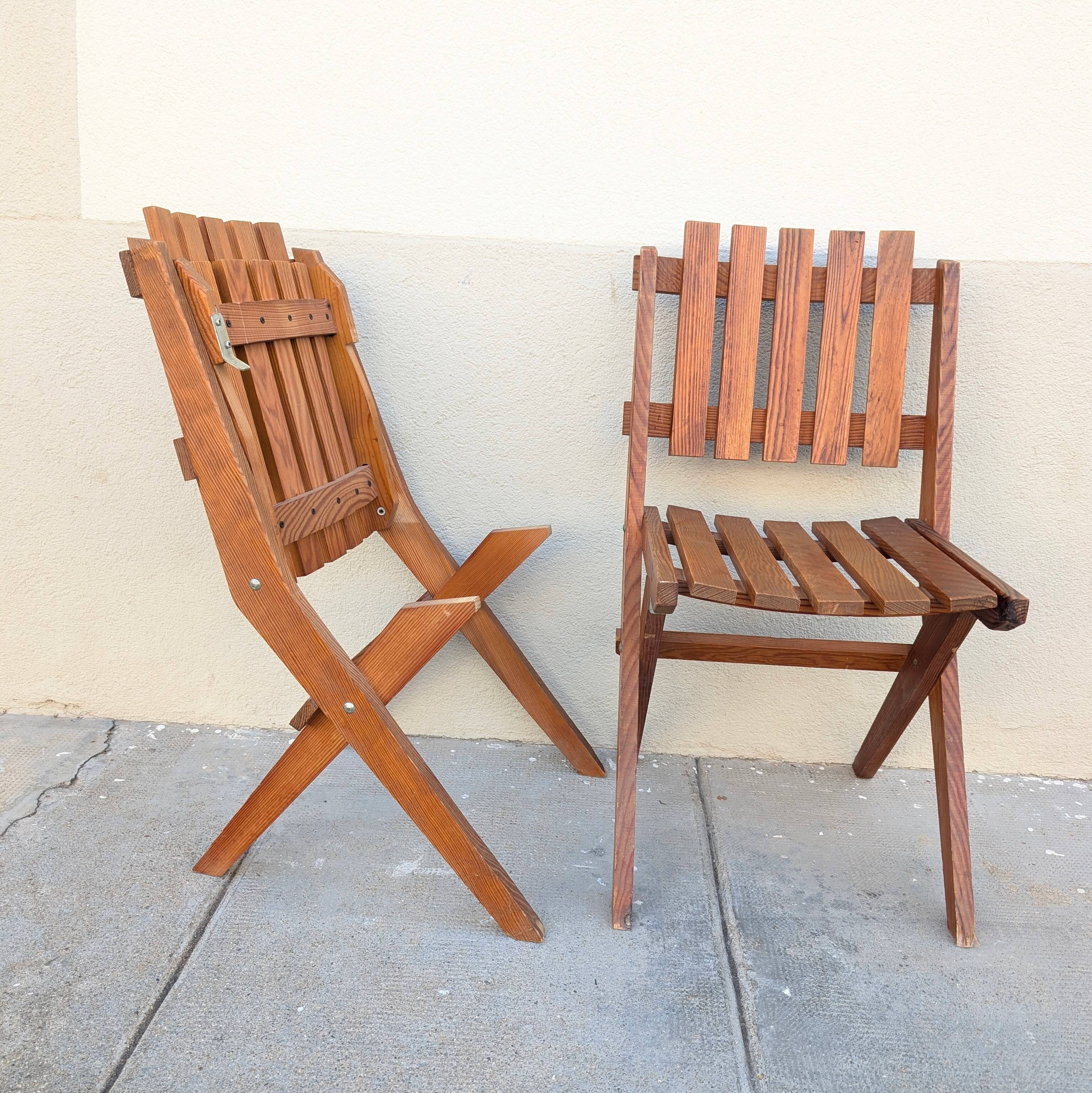 Pair of solid pine folding chairs - Editions DEJOU