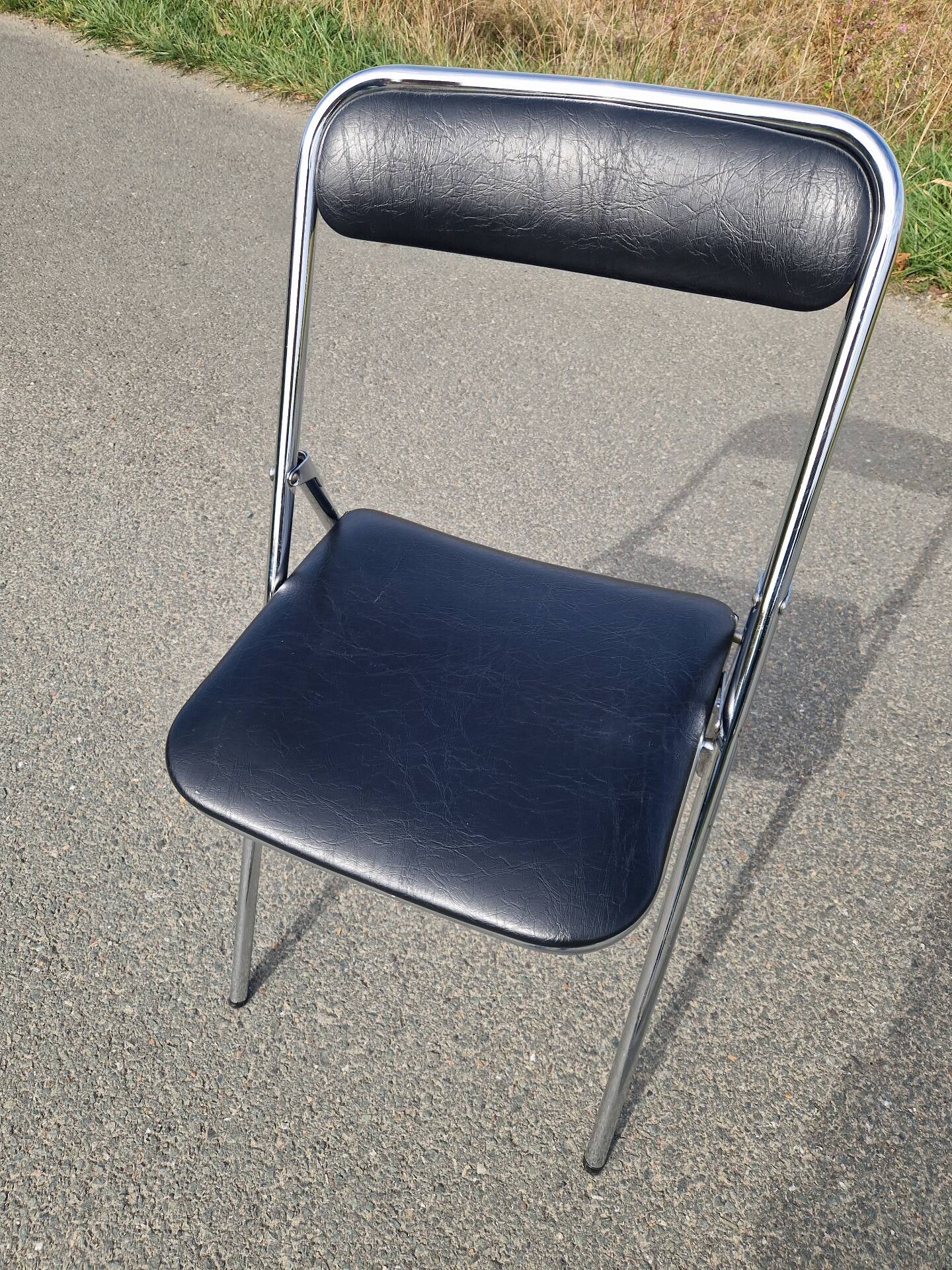 Set of 2 vintage folding chairs by the brand Souvignet.