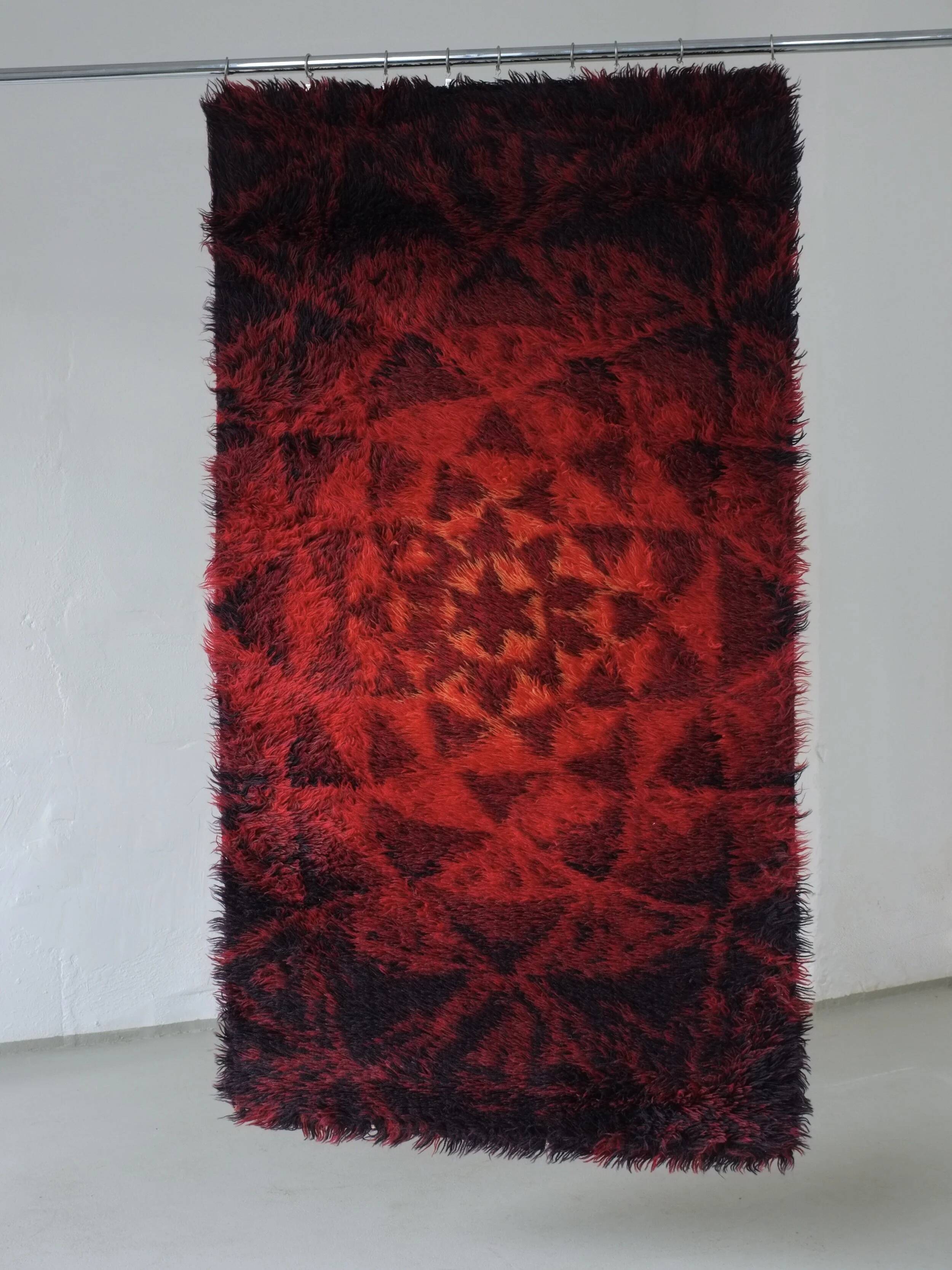 Tapis rya abstrait en laine rouge, style milieu du siècle | Suède | Années 1960