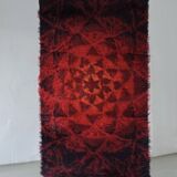 Tapis rya abstrait en laine rouge, style milieu du siècle | Suède | Années 1960