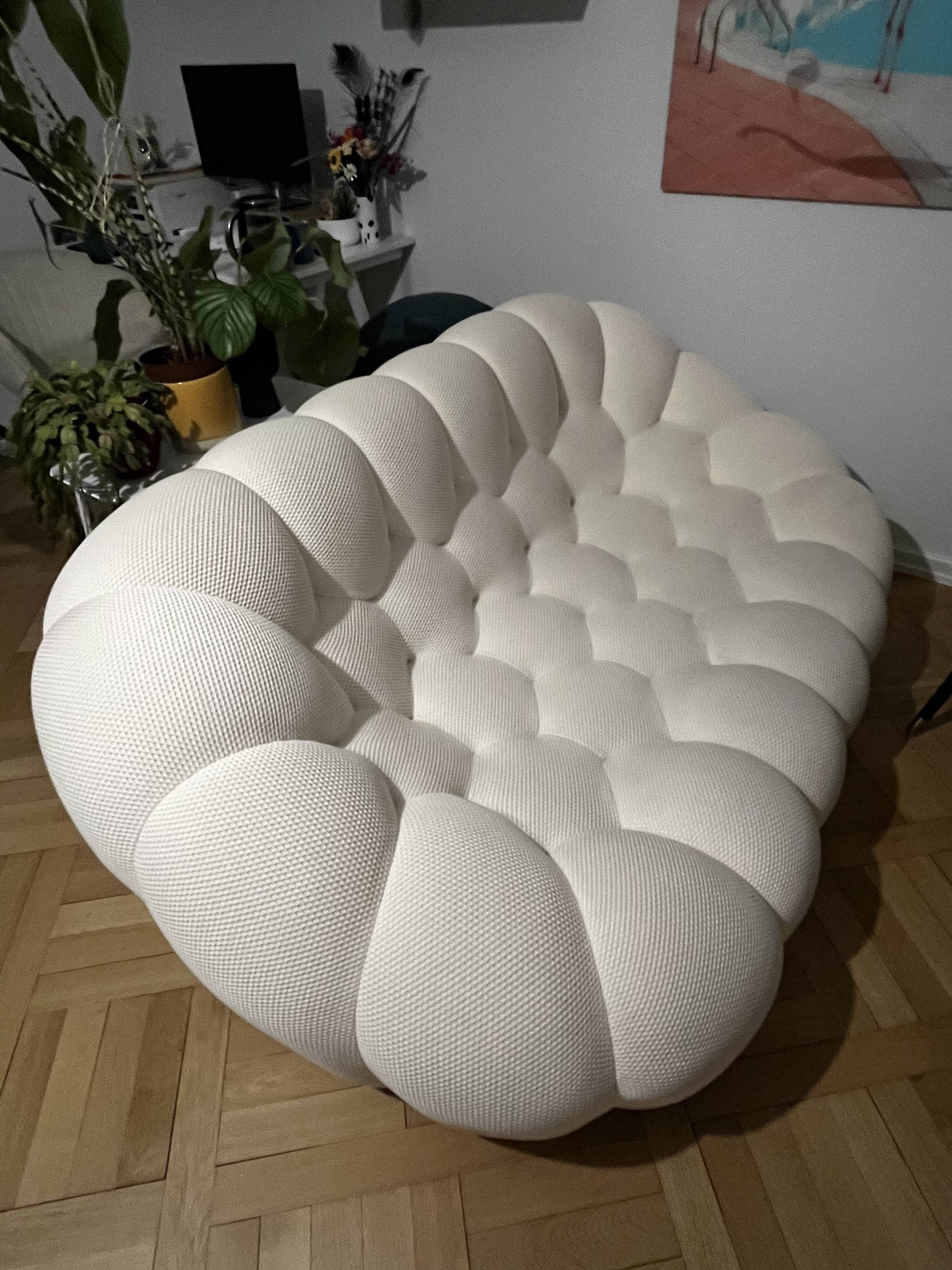 Roche Bobois canapé bubble April 2024. White. A frayed mesh.