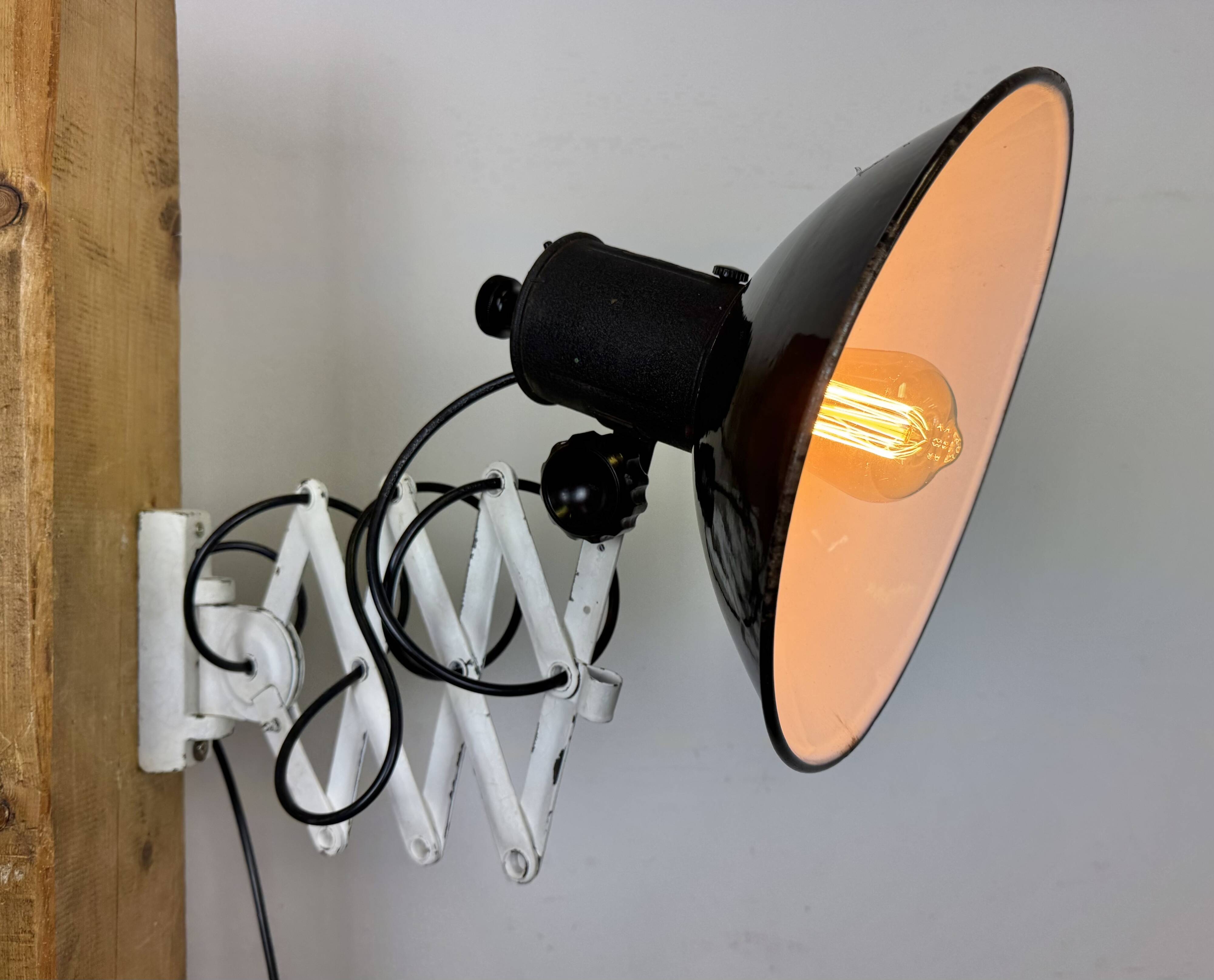 Lampe murale à ciseaux en émail noir industriel, années 1950
