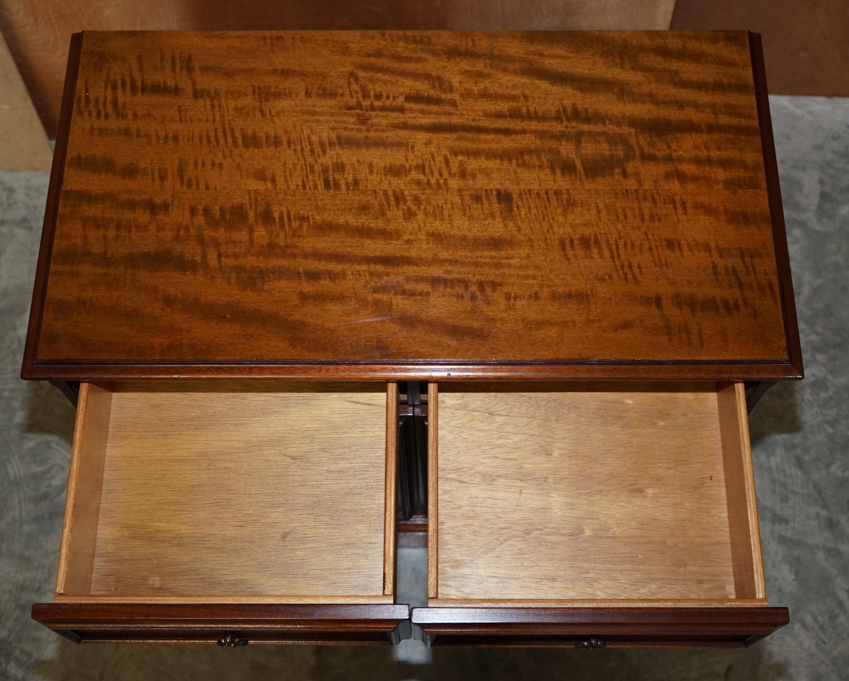Buffet en noyer burr et quarter cut avec deux tiroirs et base d'armoire