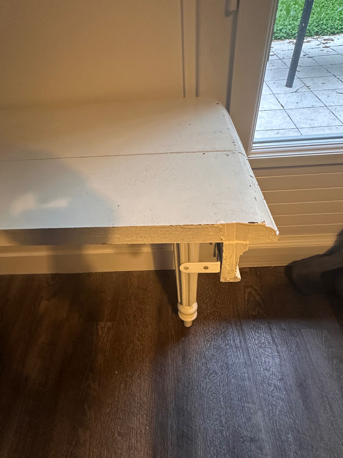 Vintage console in weathered white wood – Chic country style, tapered legs.