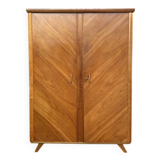 Armoire mid-century années 60 en bois, façade en chevrons et pieds compas