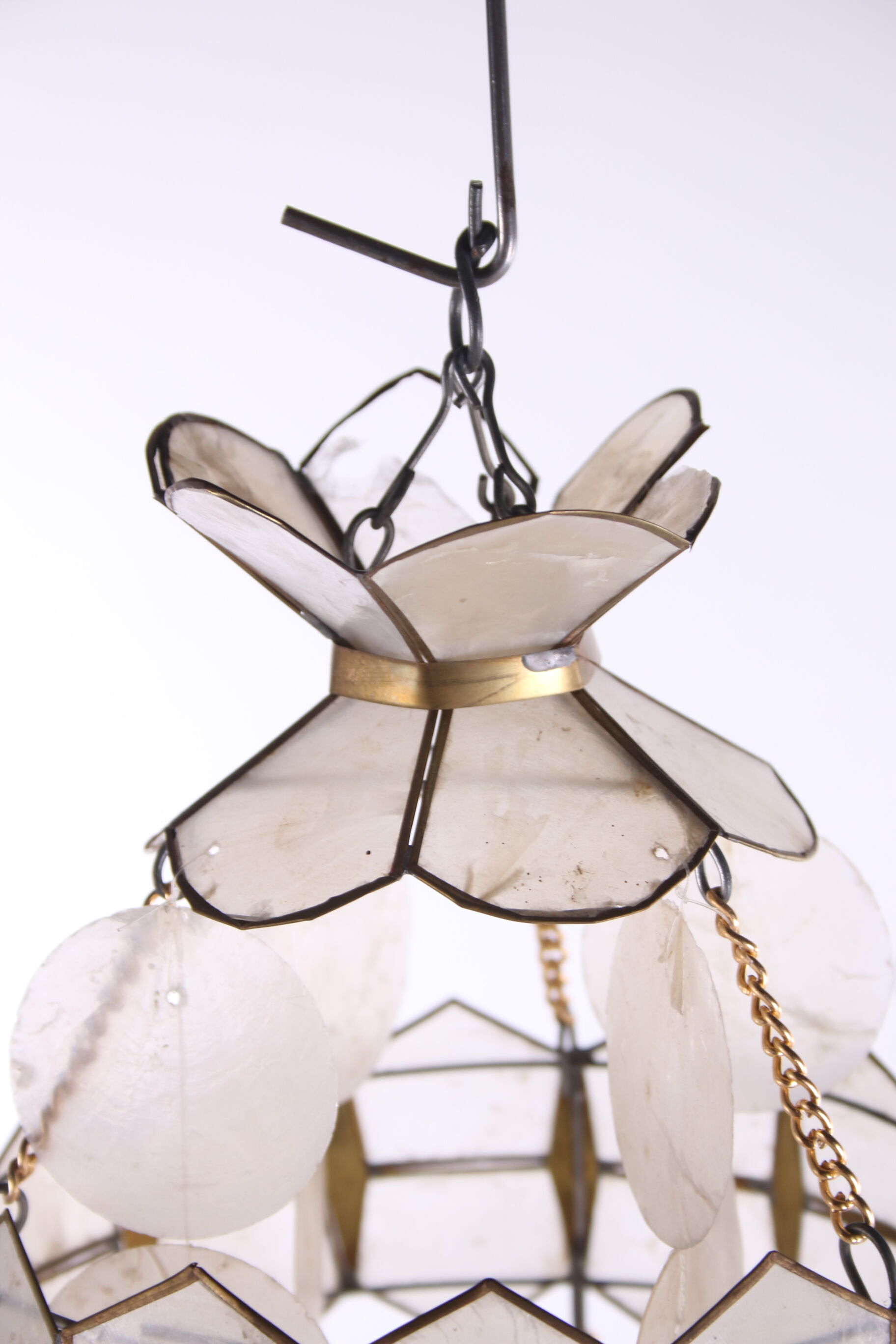 Windcatcher chandelier made of shells 60