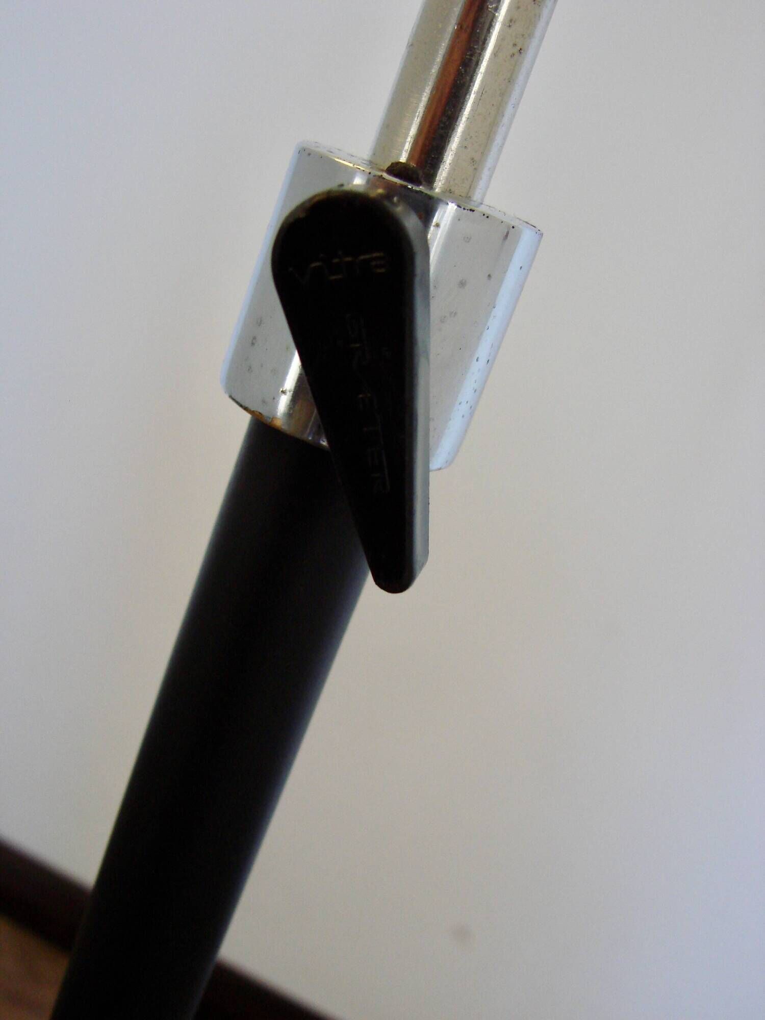 Une lampe de sol Vitra T25 des années 1970.