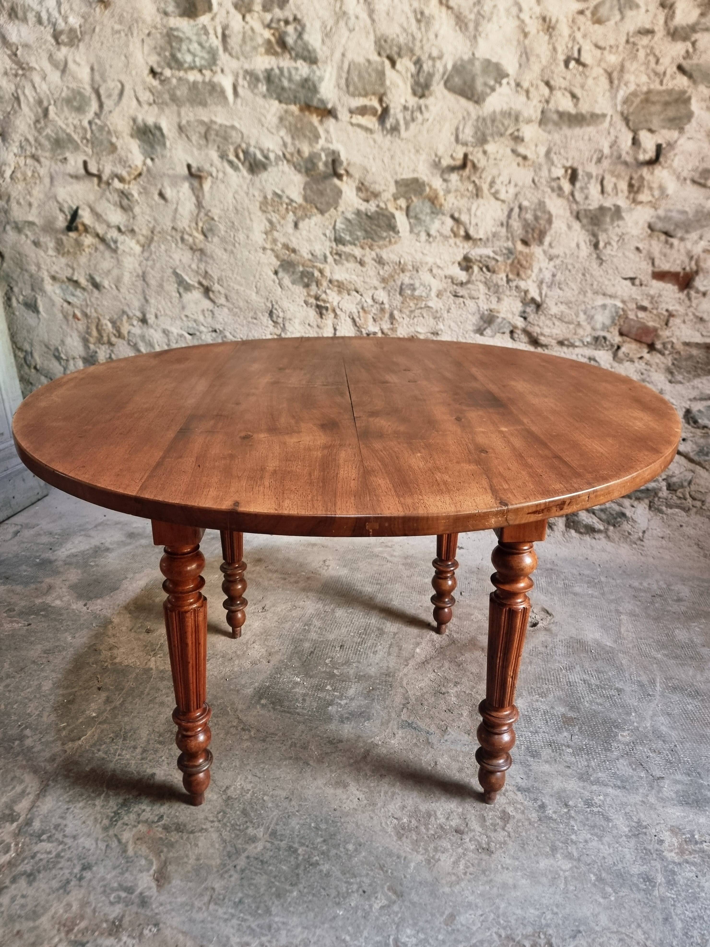 Table à manger ronde française ancienne en noyer, vers 1880–1900