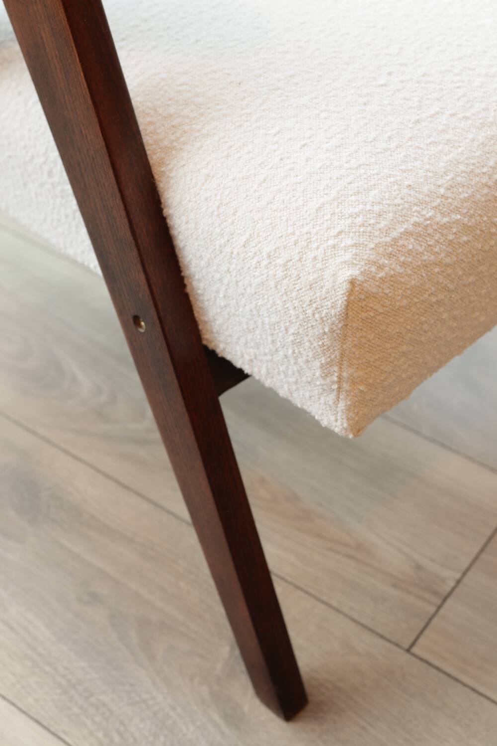 Fauteuil en tissu bouclette blanc et bois, milieu XXème