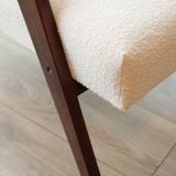 Fauteuil en tissu bouclette blanc et bois, milieu XXème
