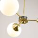 Chandelier italien moderne du milieu du siècle en laiton et verre opalin, années 1960.