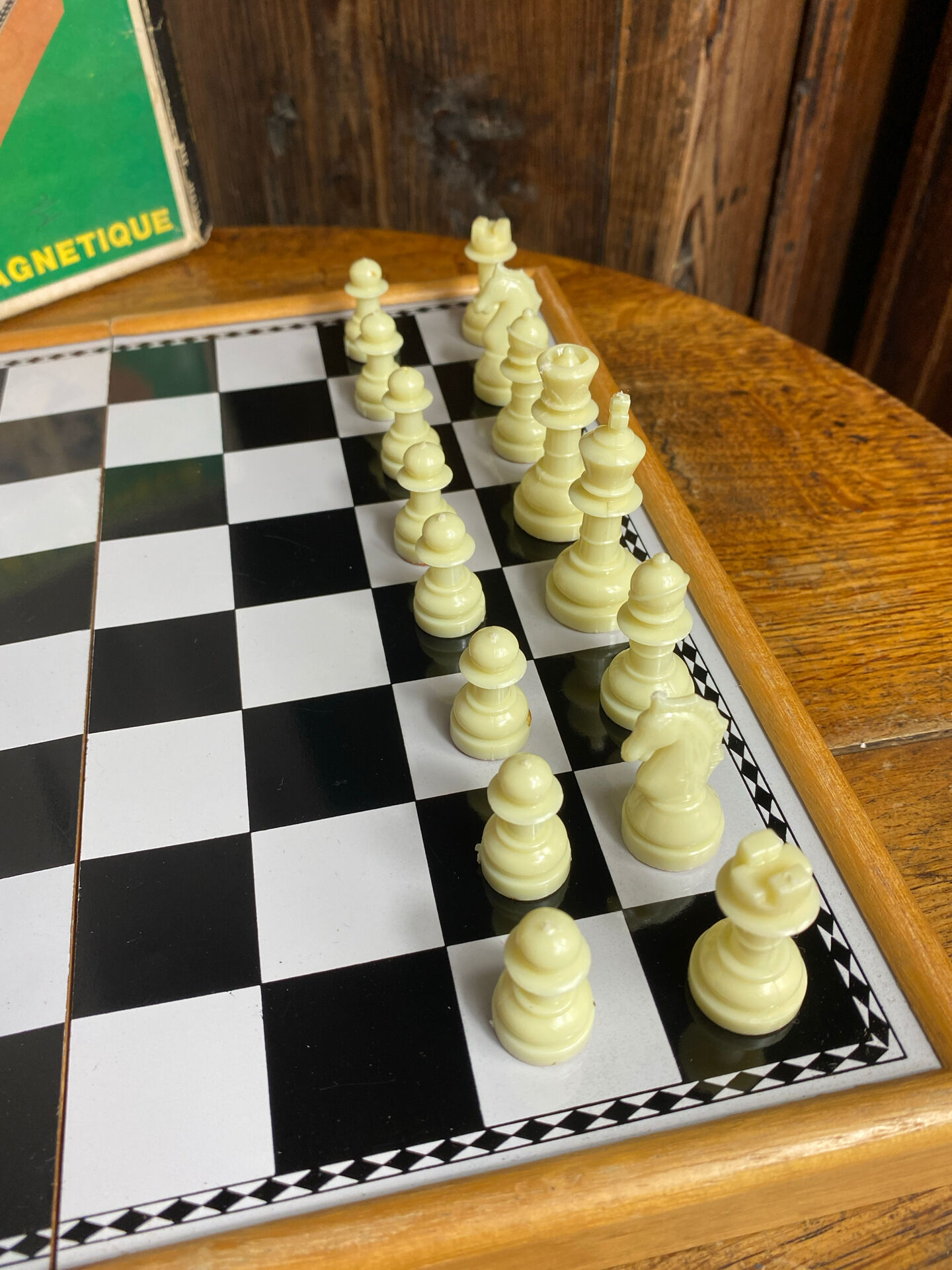 Magnetic and foldable chess set