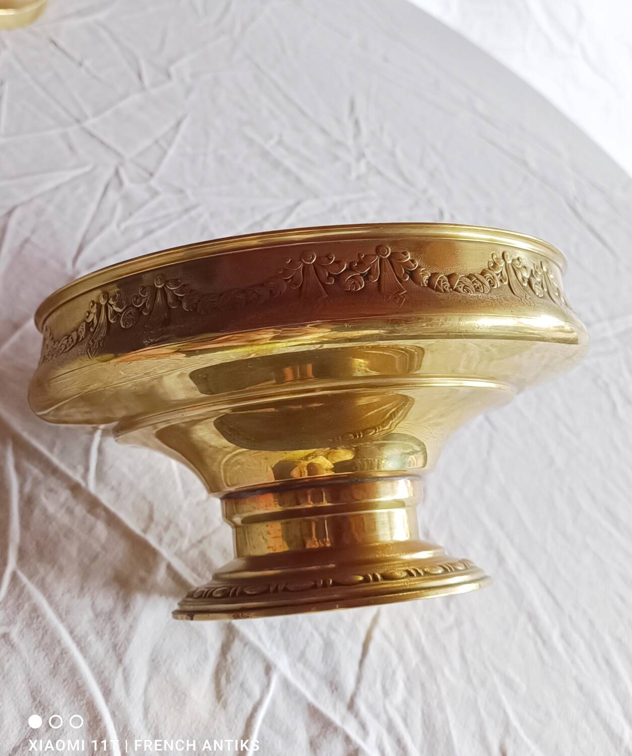 Fruit bowl, basket on foot, compote dish in embossed brass.