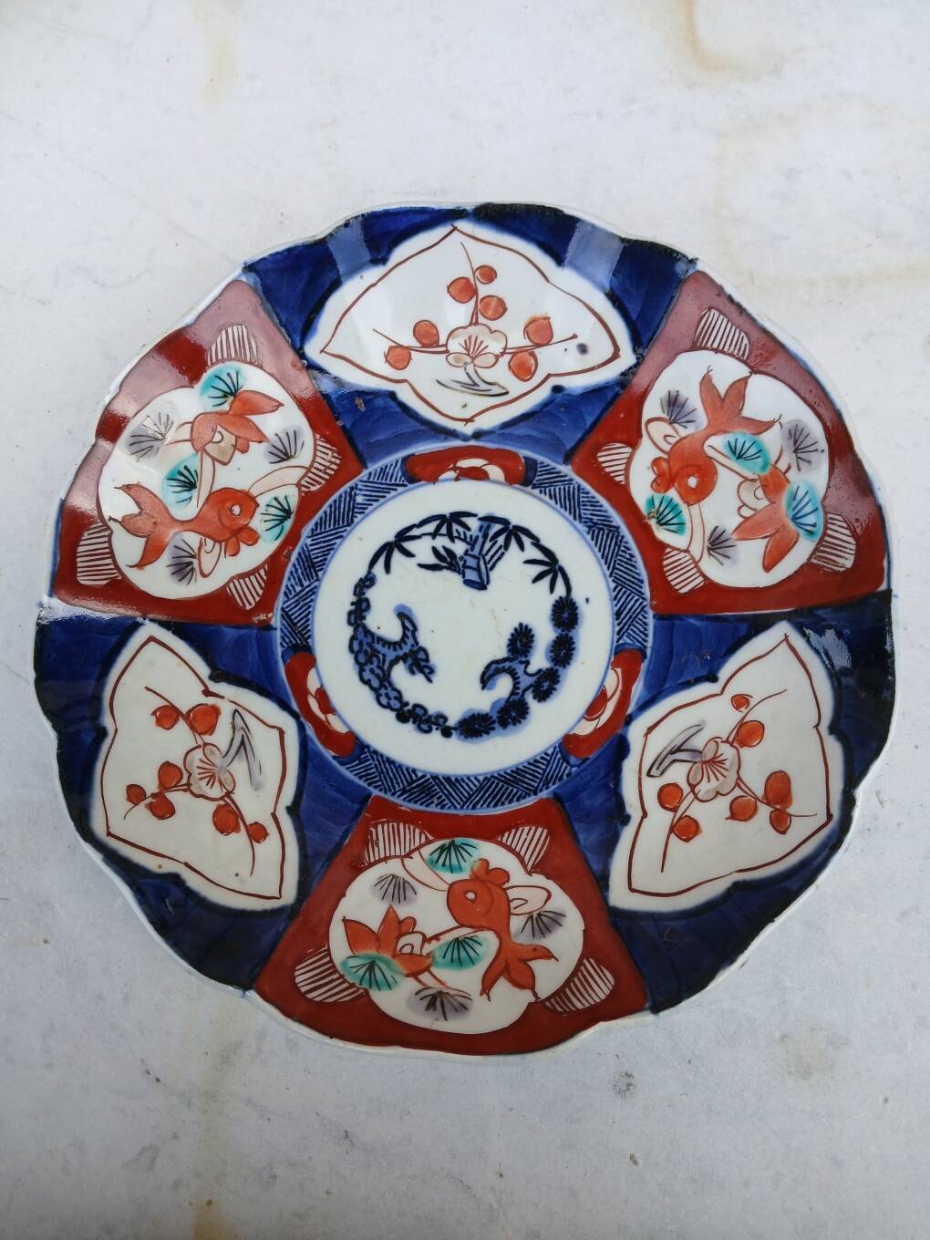 Set of 3 Imari plates - Japanese porcelain - fish decoration