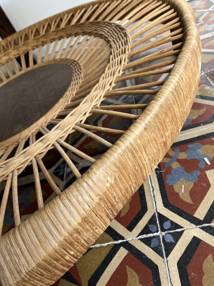 Table basse en verre fumé et rotin
