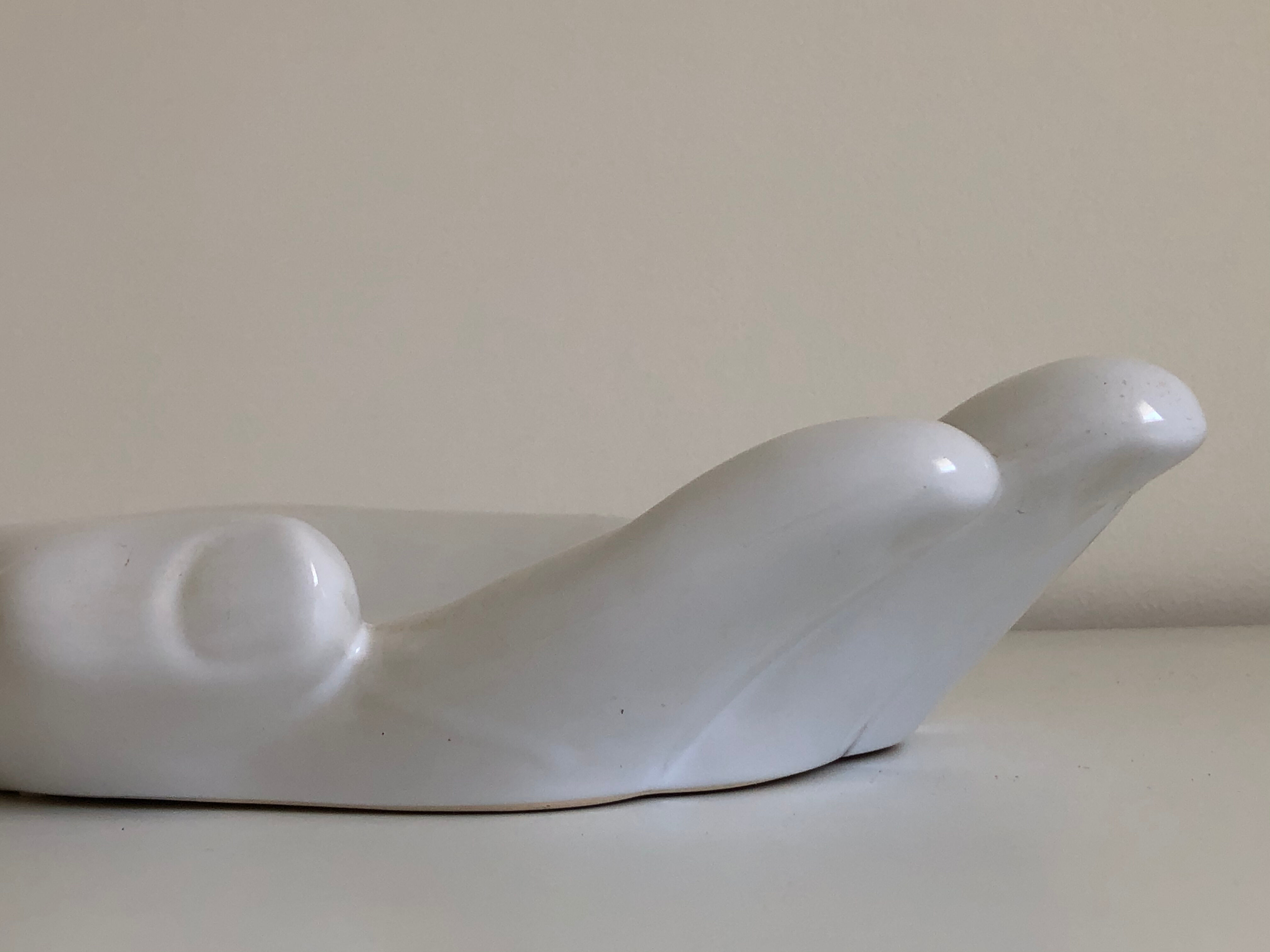 Empty white enamelled ceramic pocket in the shape of a large hand, 1990
