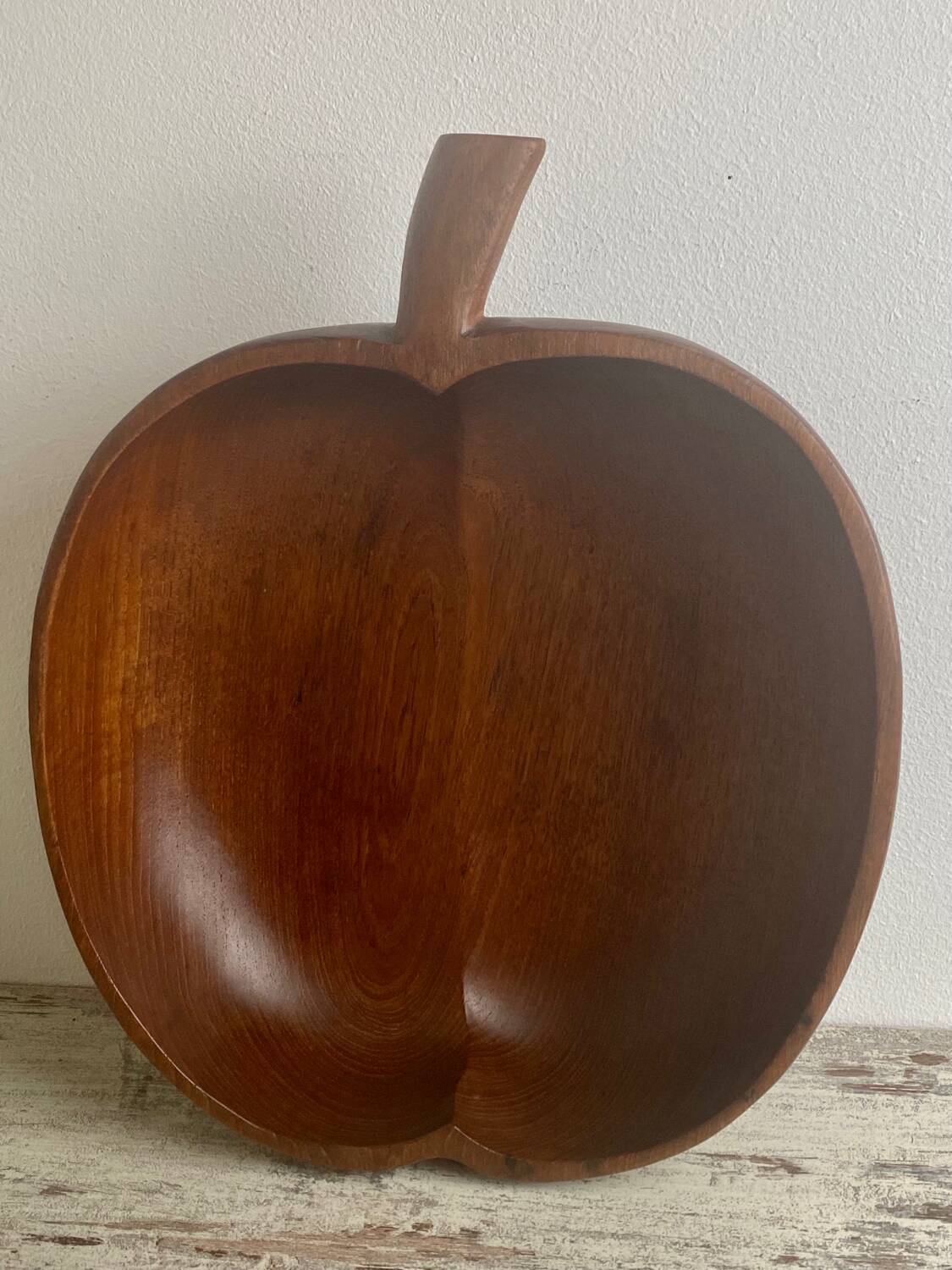 Fruit bowl, apple-shaped salad bowl in teak