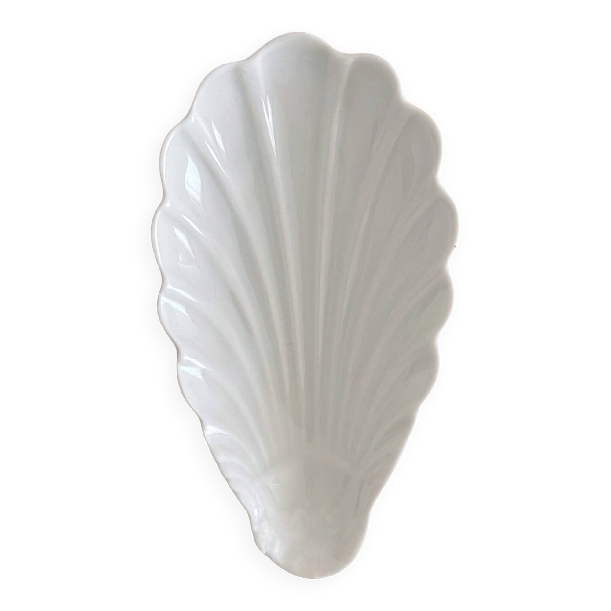 Small shell-shaped ramekin in antique Pillivuyt porcelain.
