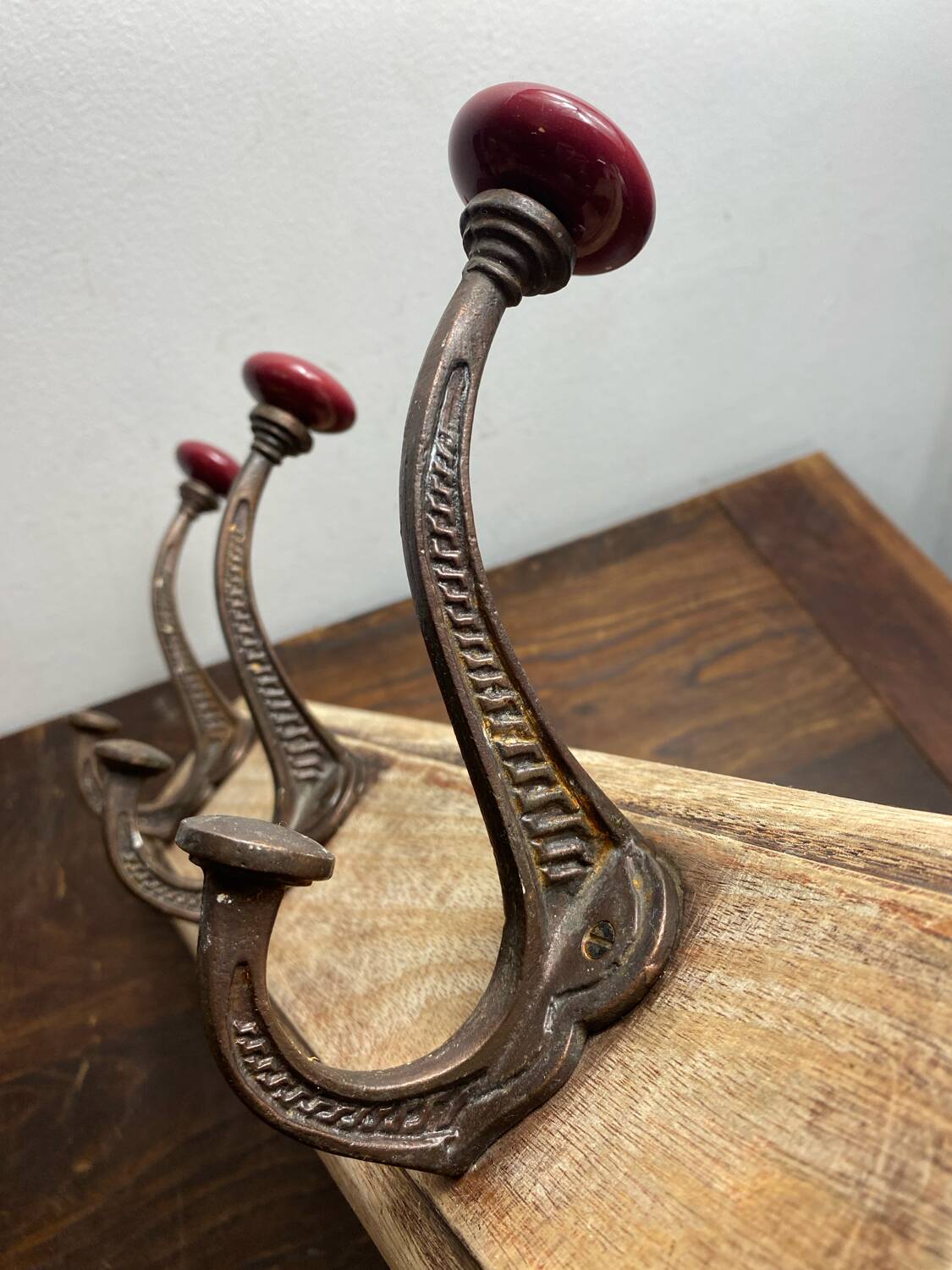 Wall hook with three hooks in wood, wrought iron, porcelain balls