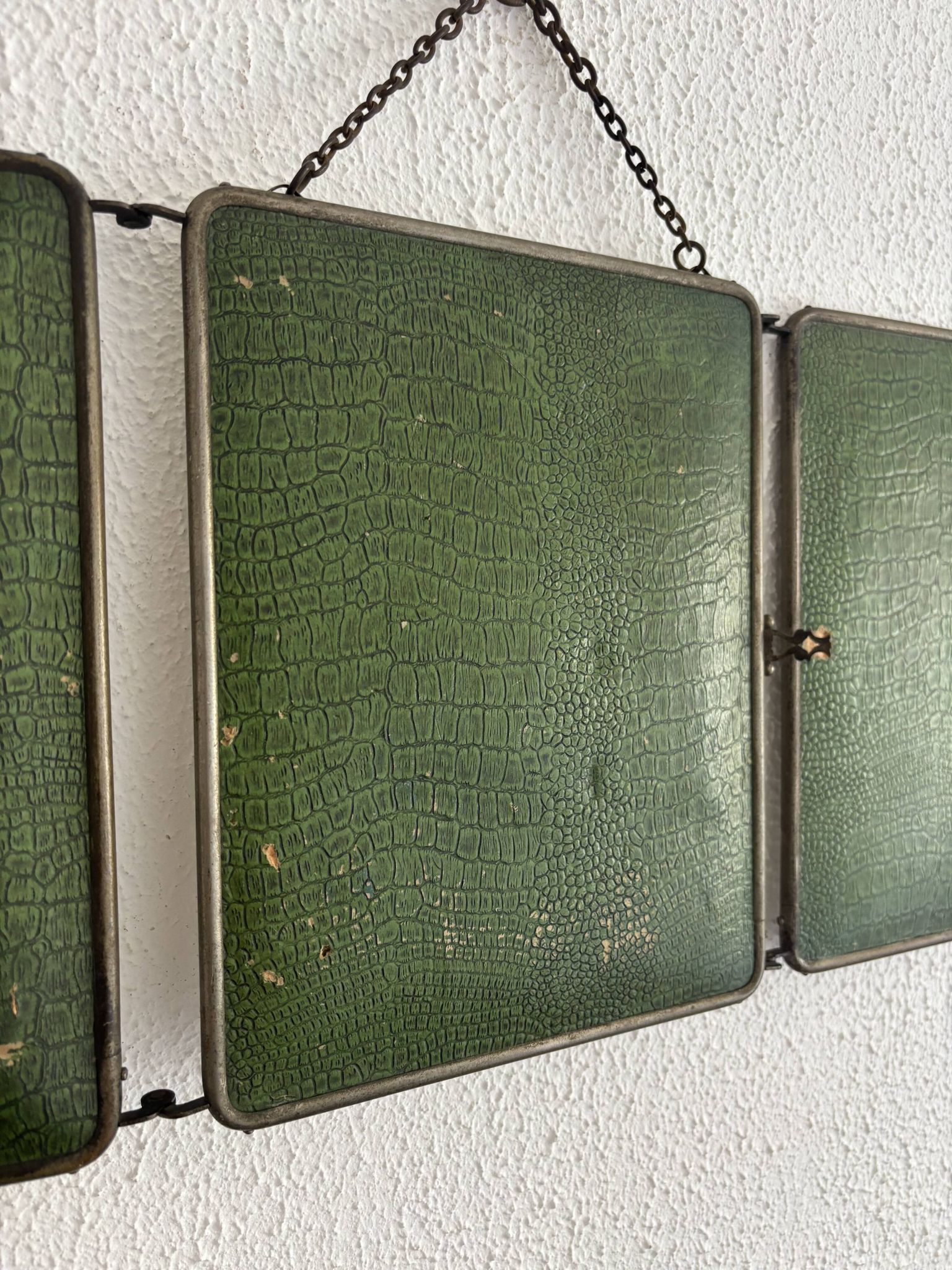 Miroir vintage 1930 triptyque barbier nickelé simili crocodile vert avocat