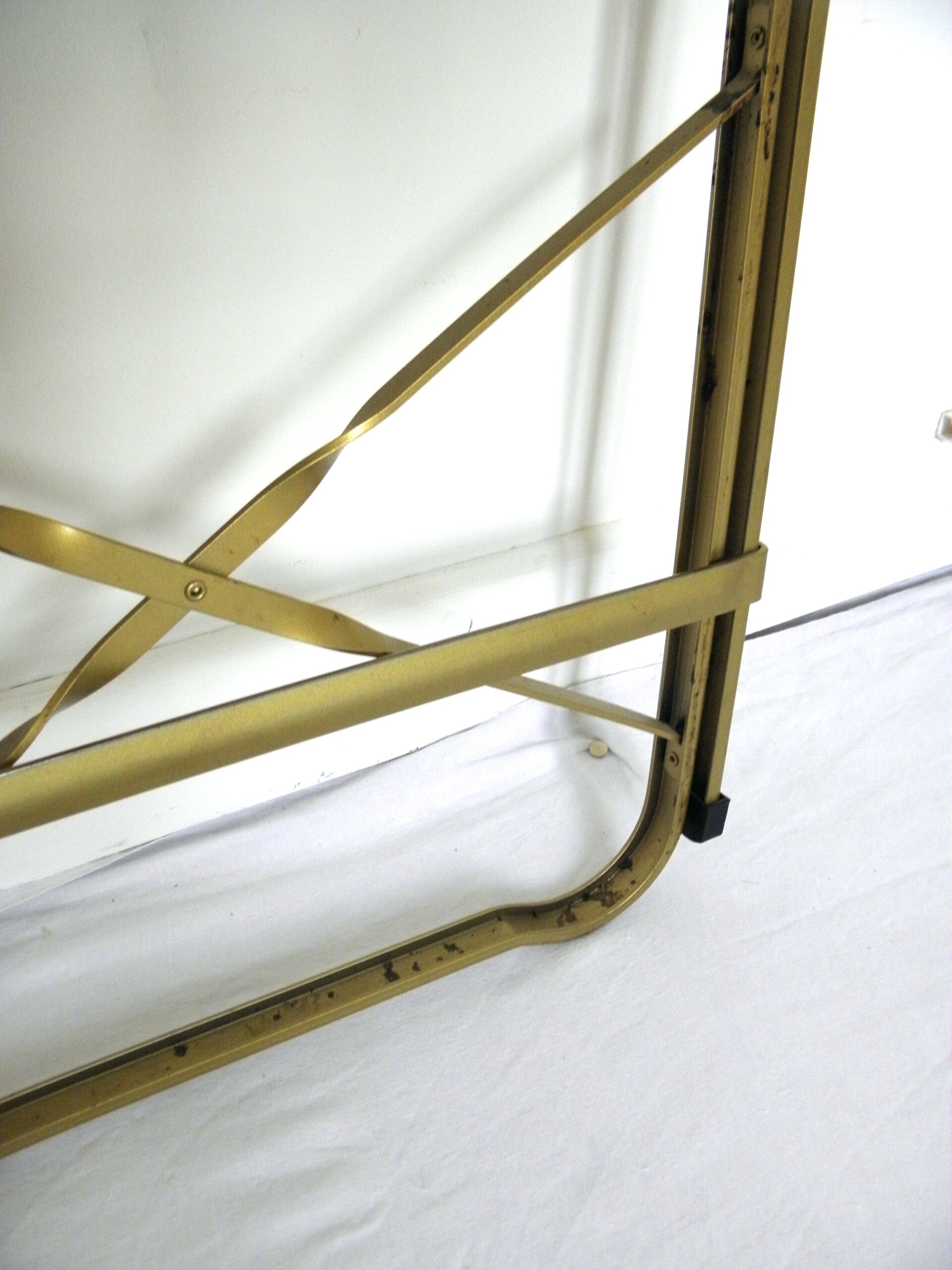 Chaise pliante en velours et métal doré