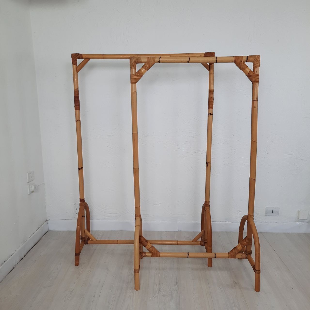 Deux porte-manteaux en bambou vintage