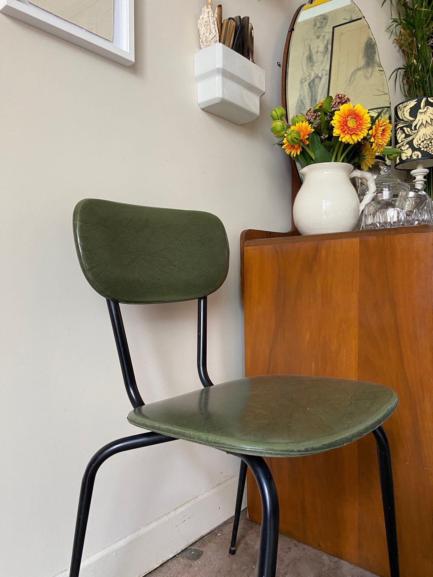 Chaise en skaï vert et métal noir