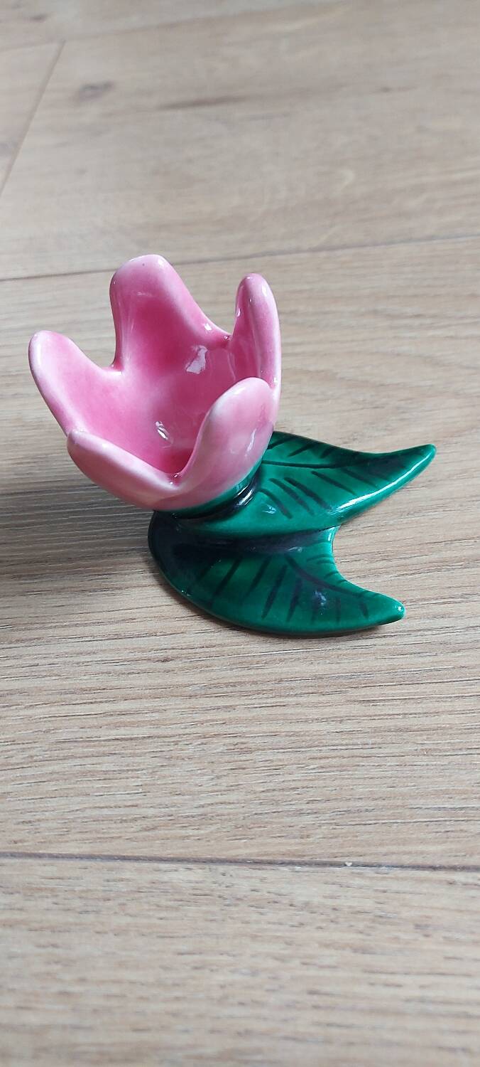 Flower slip egg cup