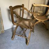 Paire de fauteuils dorés cannés