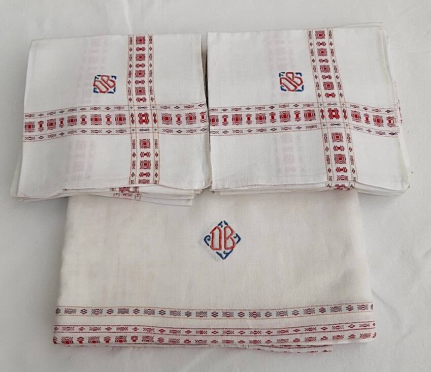 antique red and white table service "DB" tablecloth 1.55m x 2.20m and its 12 napkins