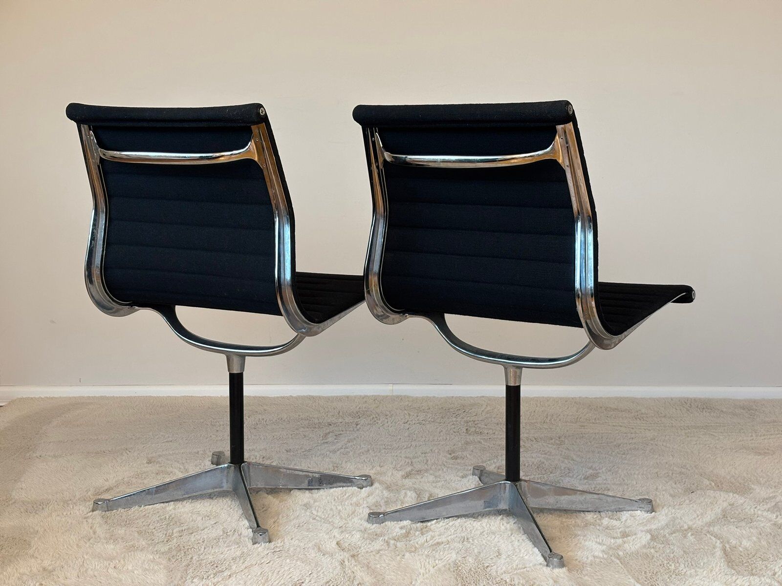 Model EA 105 aluminium chairs by Eames for Herman Miller, 1970s, set of 2