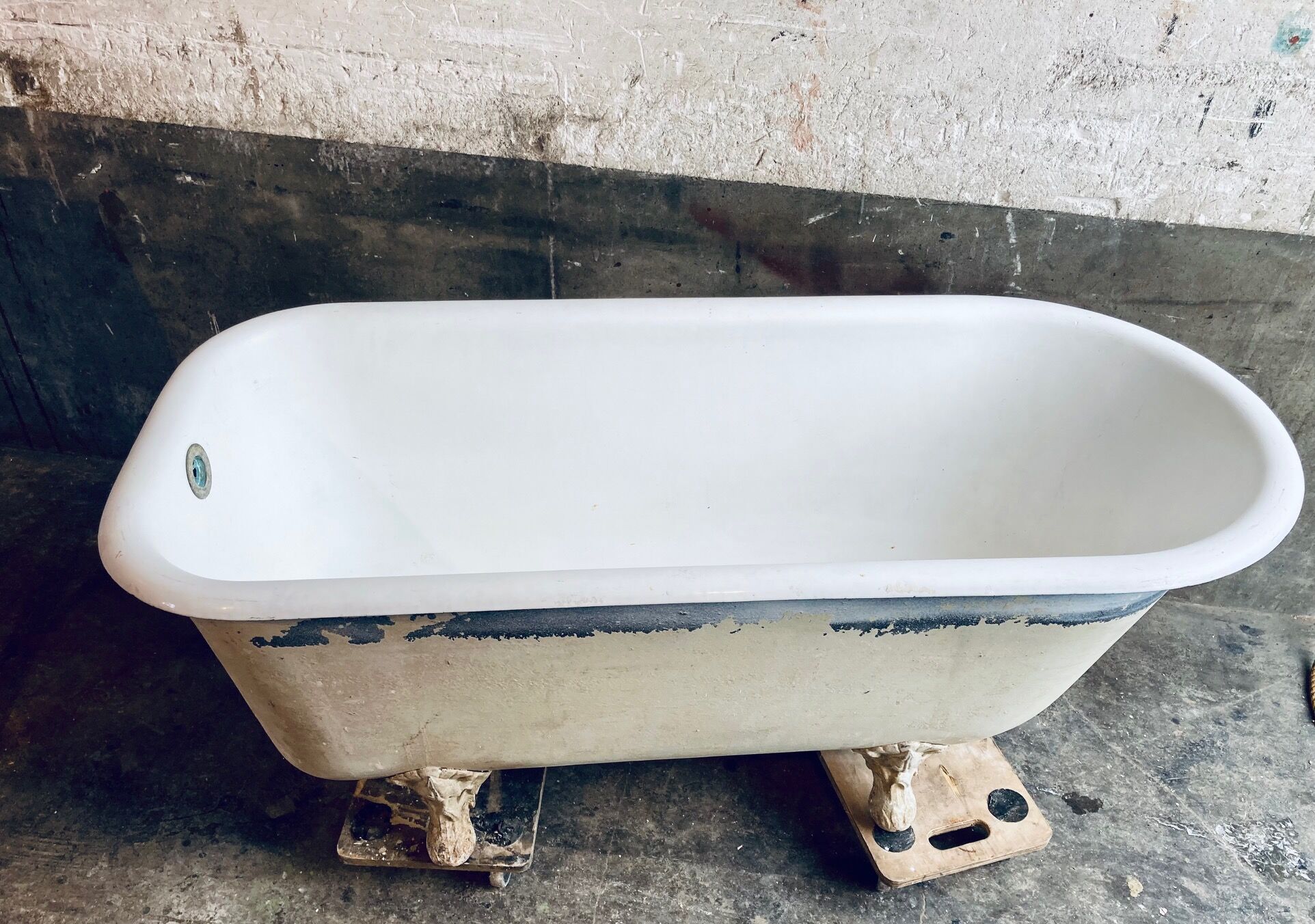 Cast iron bathtub eagle's feet