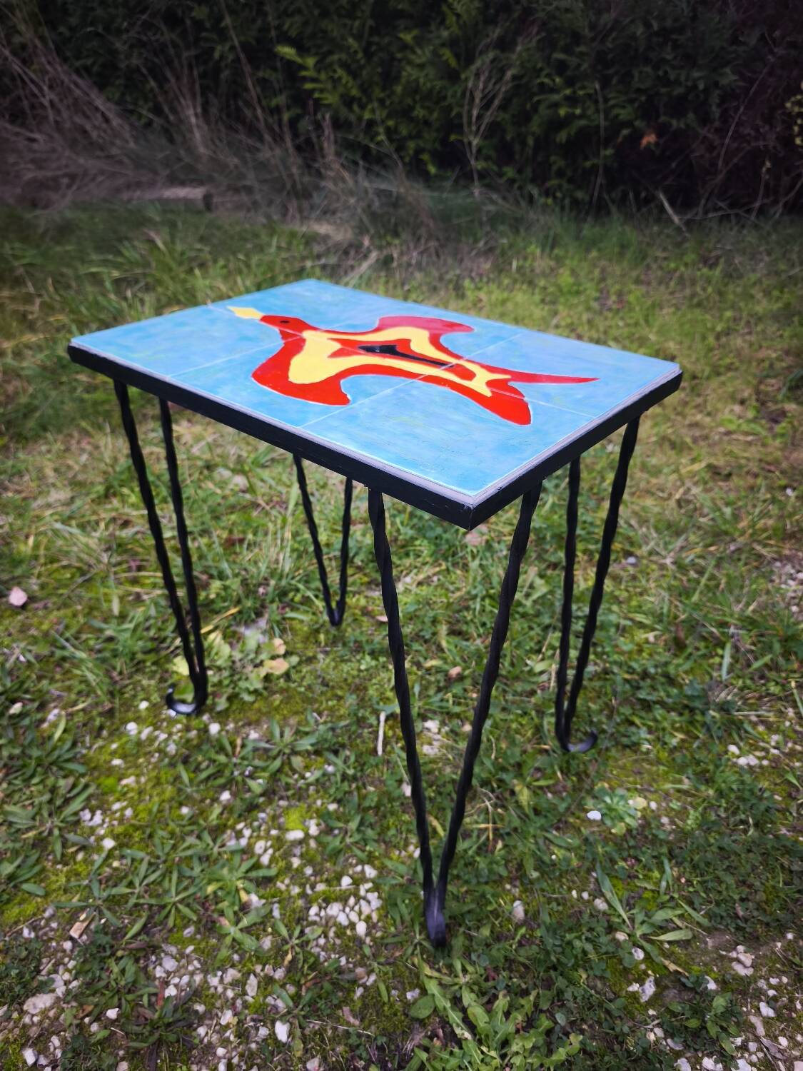 Table basse vintage en fer forgé et carreaux Procéram, motif oiseau