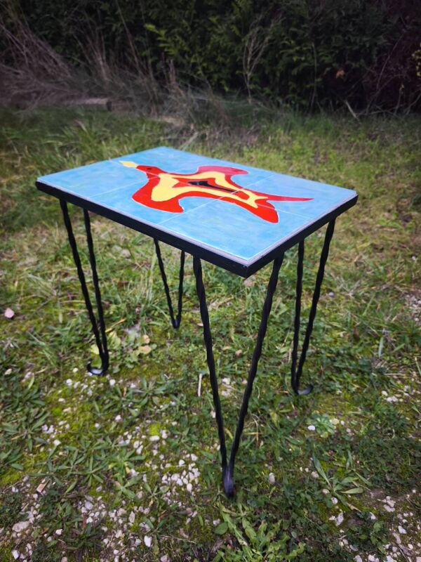 Table basse vintage en fer forgé et carreaux Procéram, motif oiseau