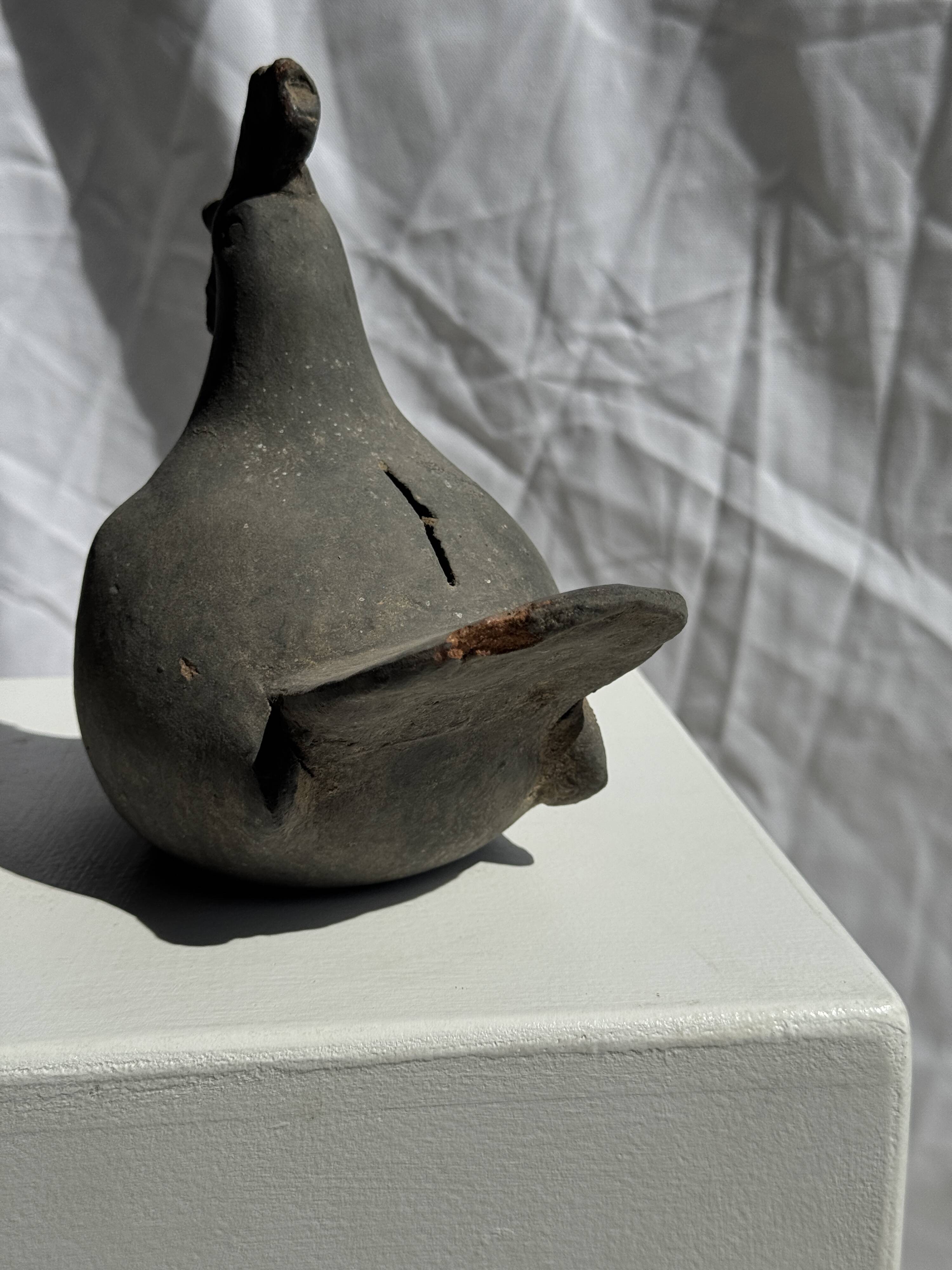 Petite poule en terre cuite, travail artisanal indonésien ancien H18