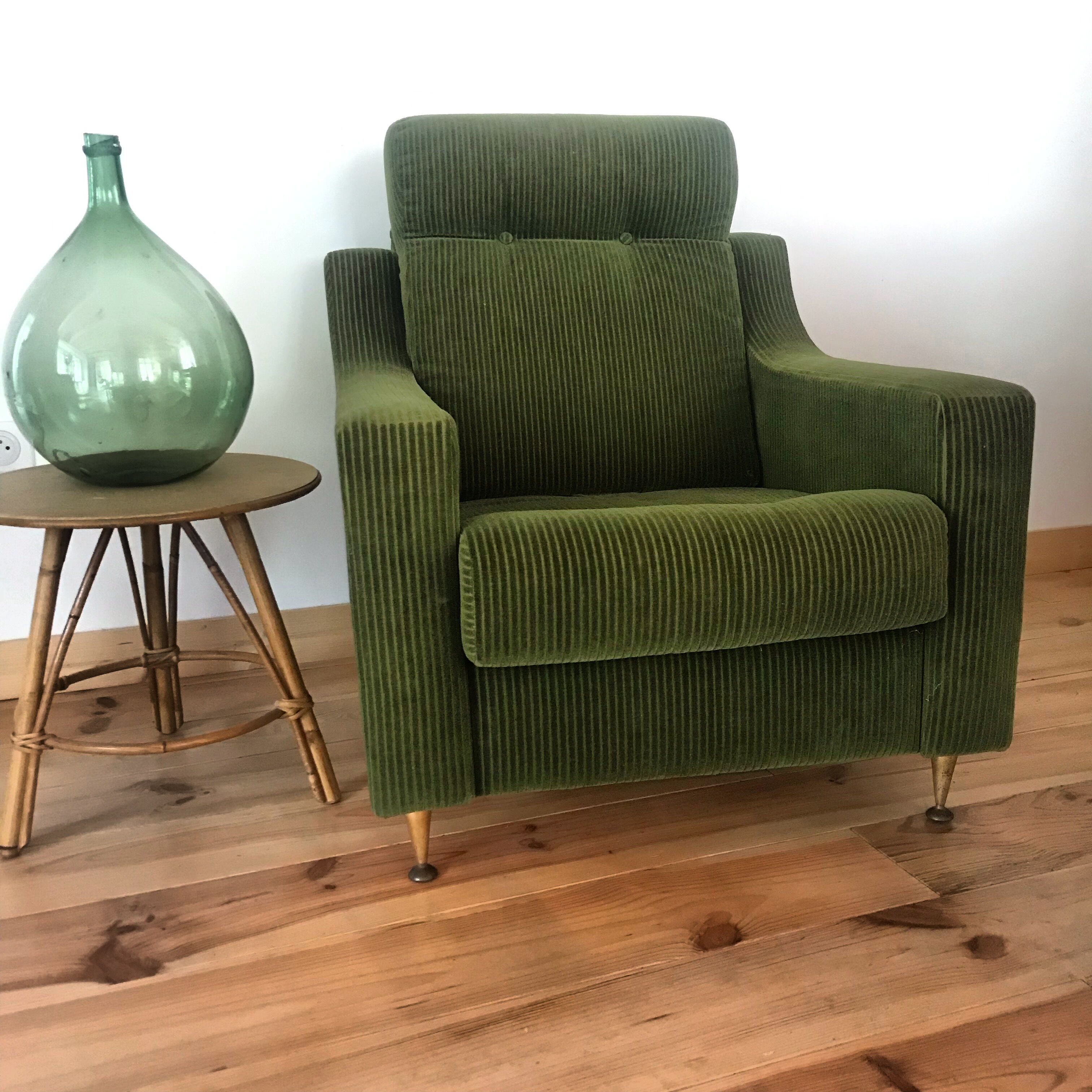 Fauteuil club vintage en velours cotelé.
