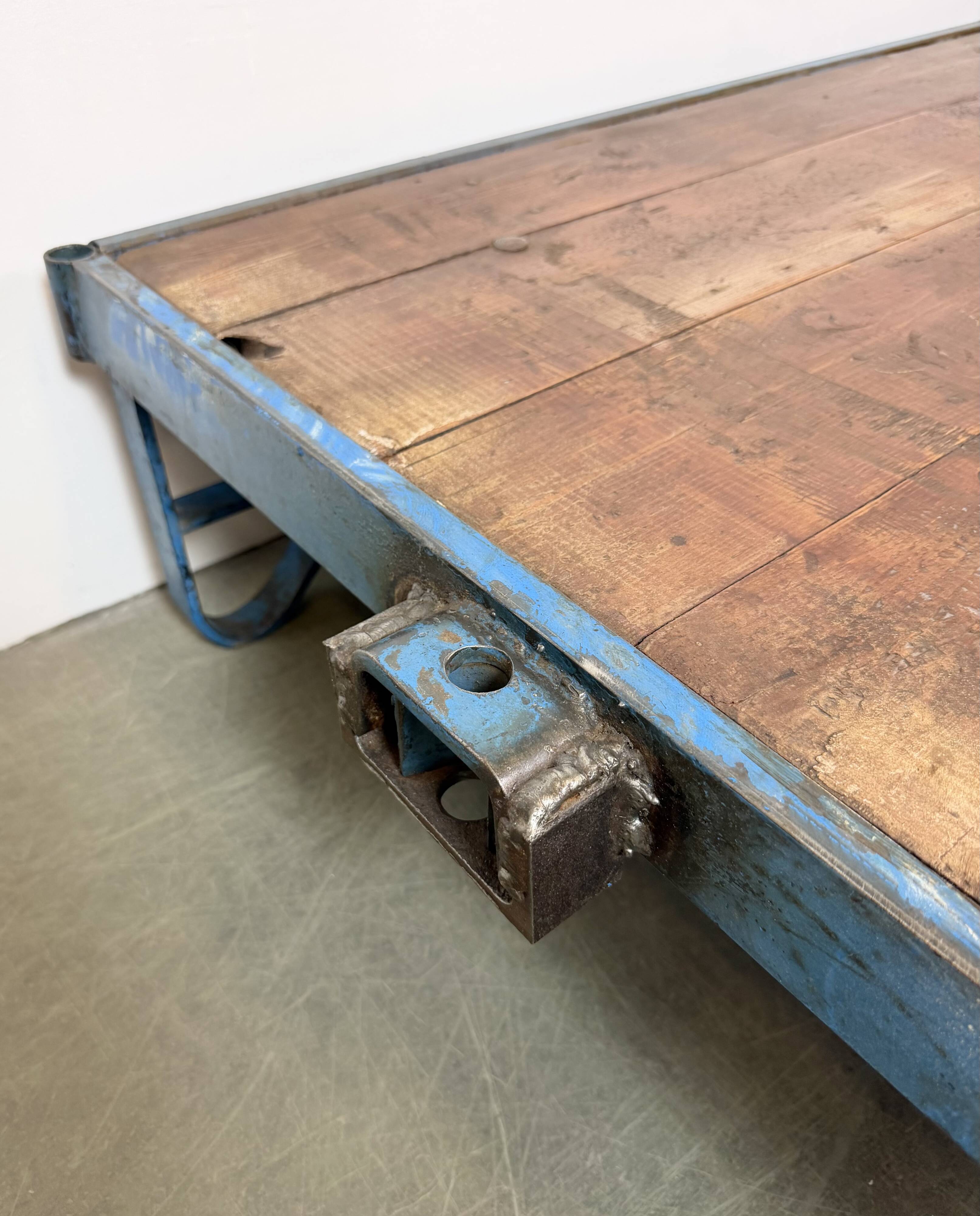 Table basse industrielle bleue, années 1960