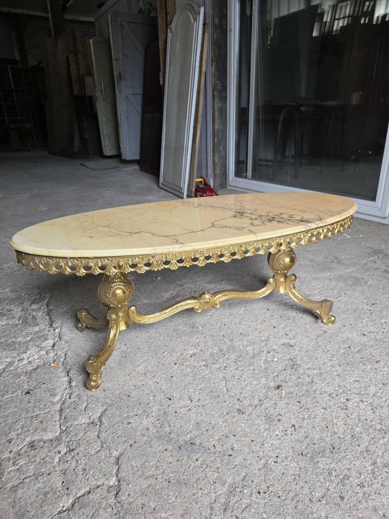 Table basse en bronze et marbre années 1960