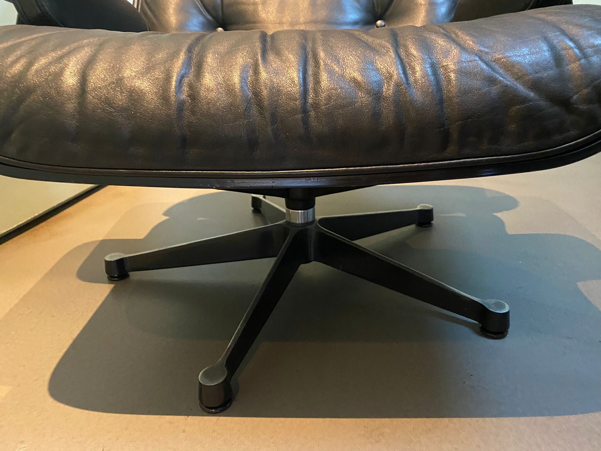 Fauteuil Lounge Chair & Ottoman de Charles Eames