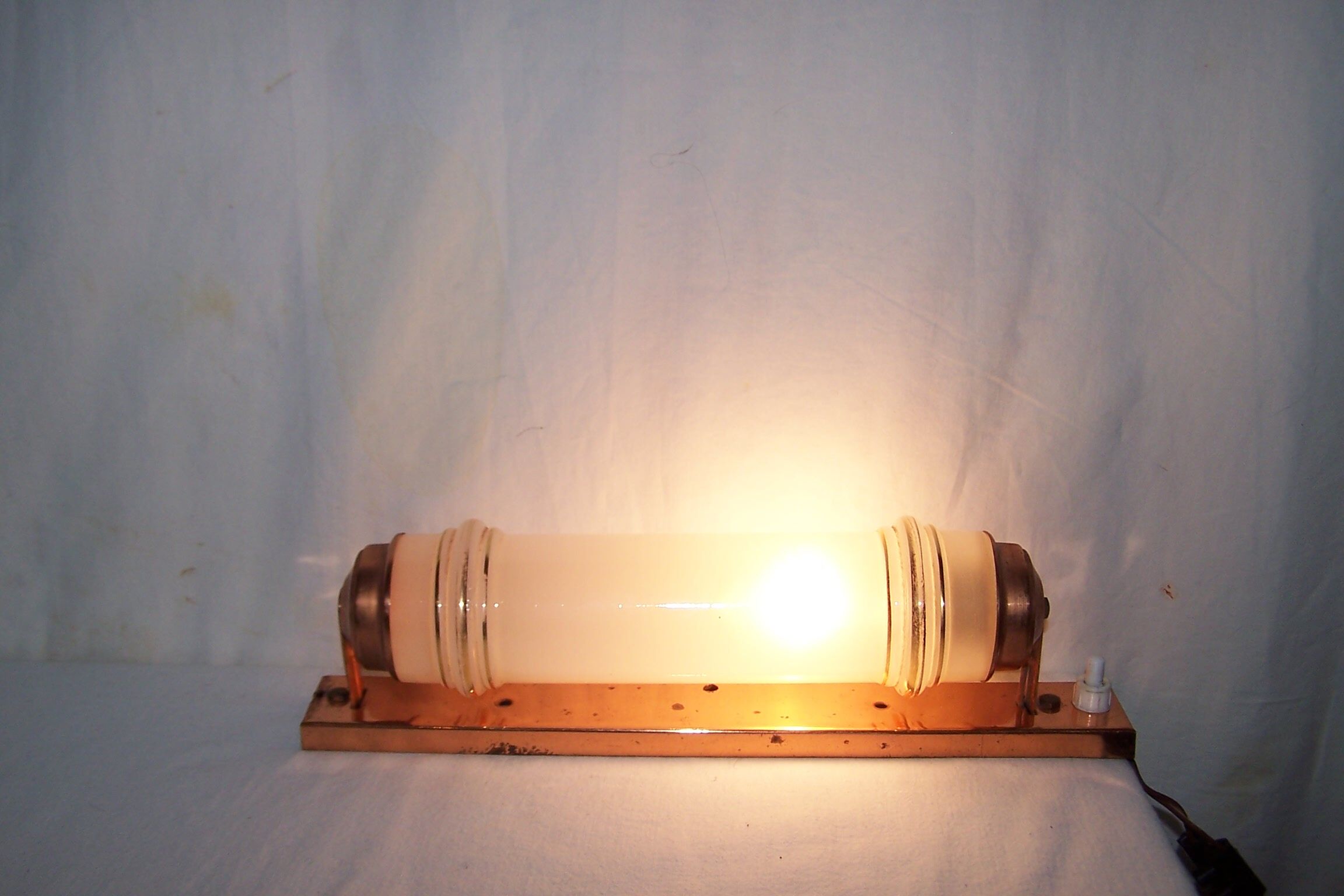 Art deco wall sconce