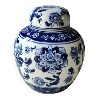 Vase avec couvercle/Potiche décorative/Pot à thé/gingembre en porcelaine fine Asiatique. Motifs floraux, tons camaïeu de bleus