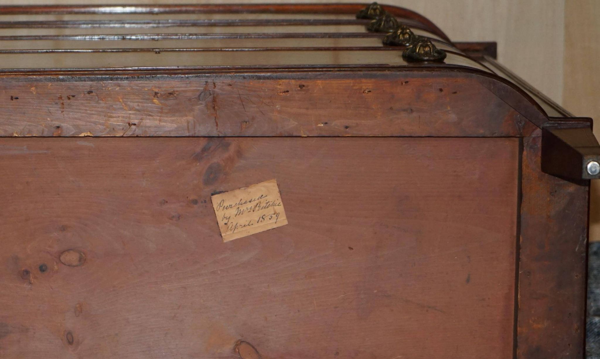 Commode Sheraton avec poignées tête de lion, 1859