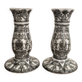 Paire bougeoirs porcelaine blanche noir décor rinceaux berain balustre
