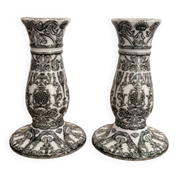 Paire bougeoirs porcelaine blanche noir décor rinceaux berain balustre
