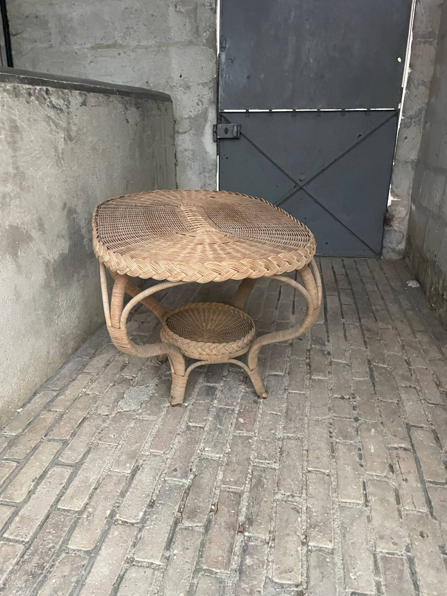 Table d'appoint vintage en rotin et osier tressé