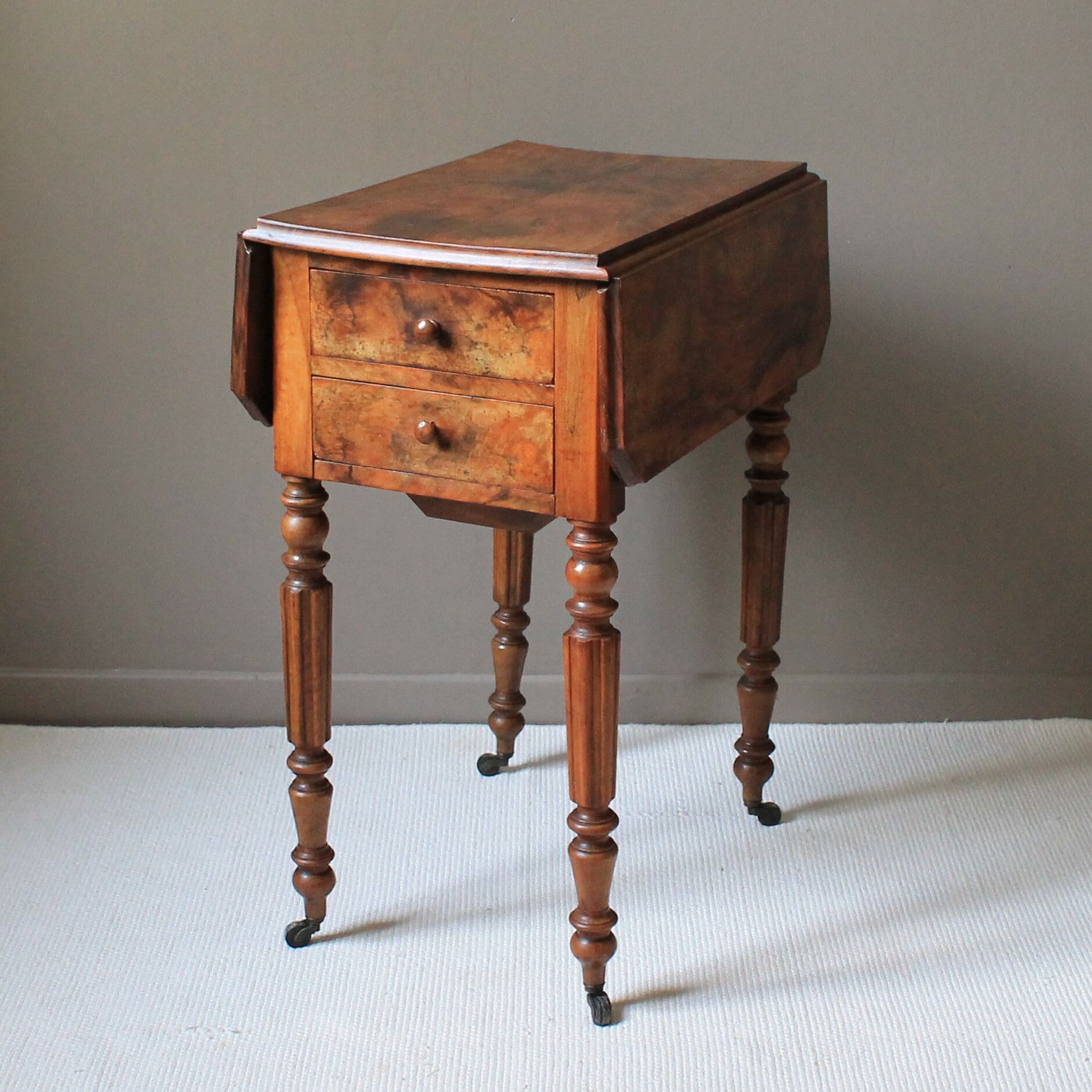 XiXe mahogany flap table