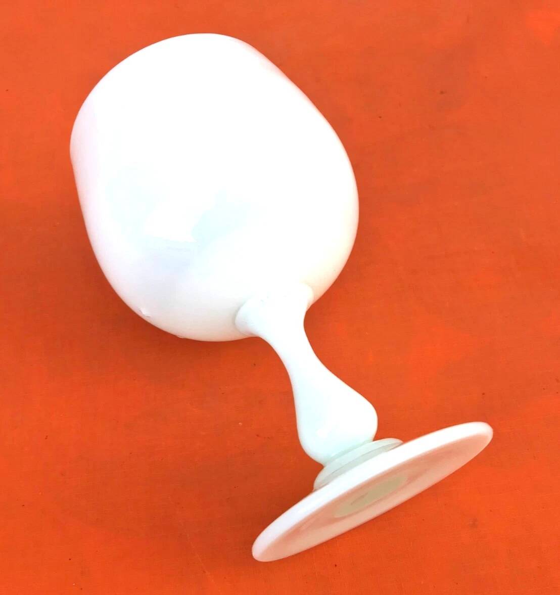 Footed cup / Opaline chalice White milk white