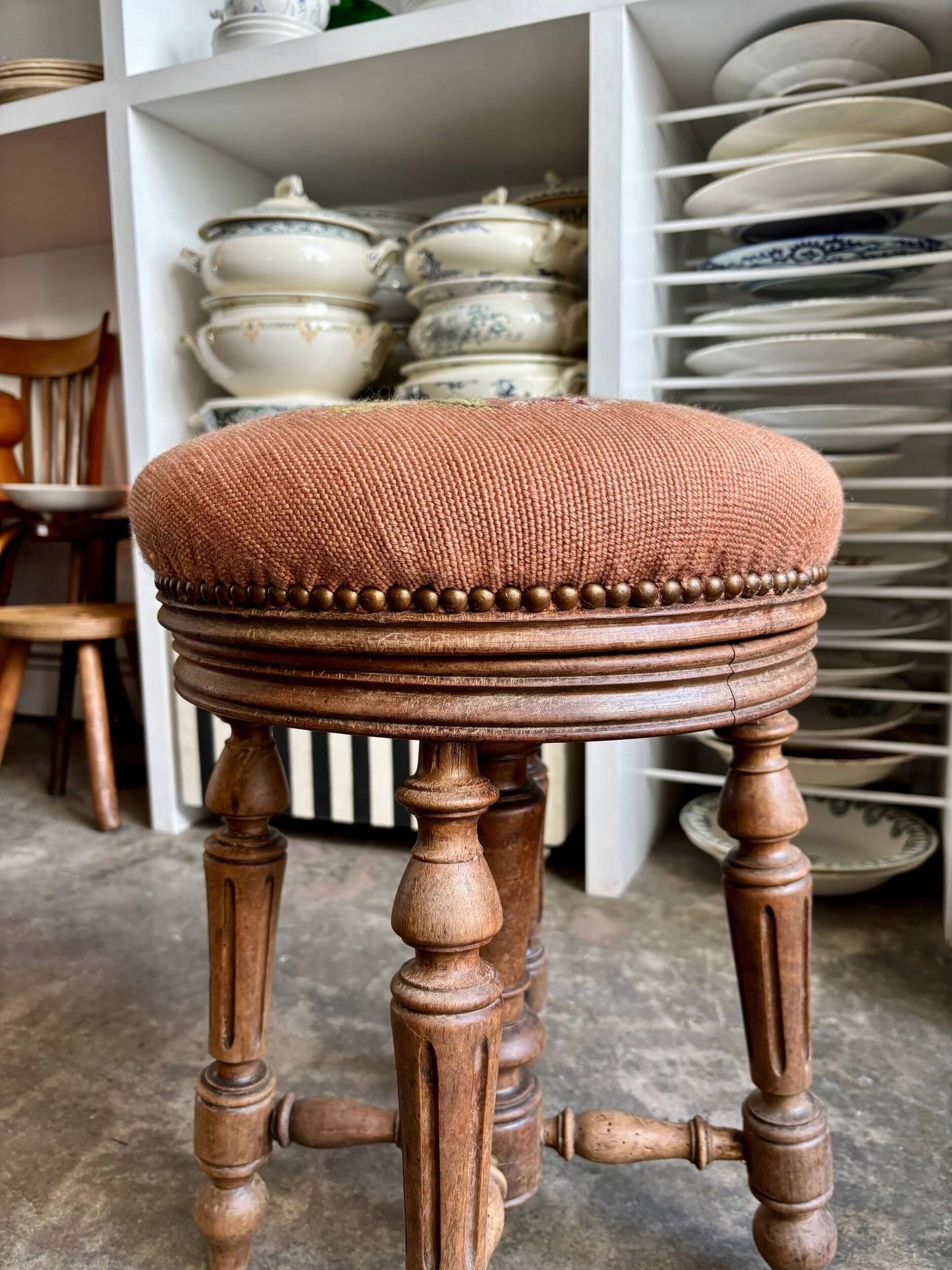 Tabouret de piano ajustable en bois tourné et coton brodé fleuri
