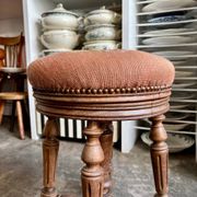 Tabouret de piano ajustable en bois tourné et coton brodé fleuri