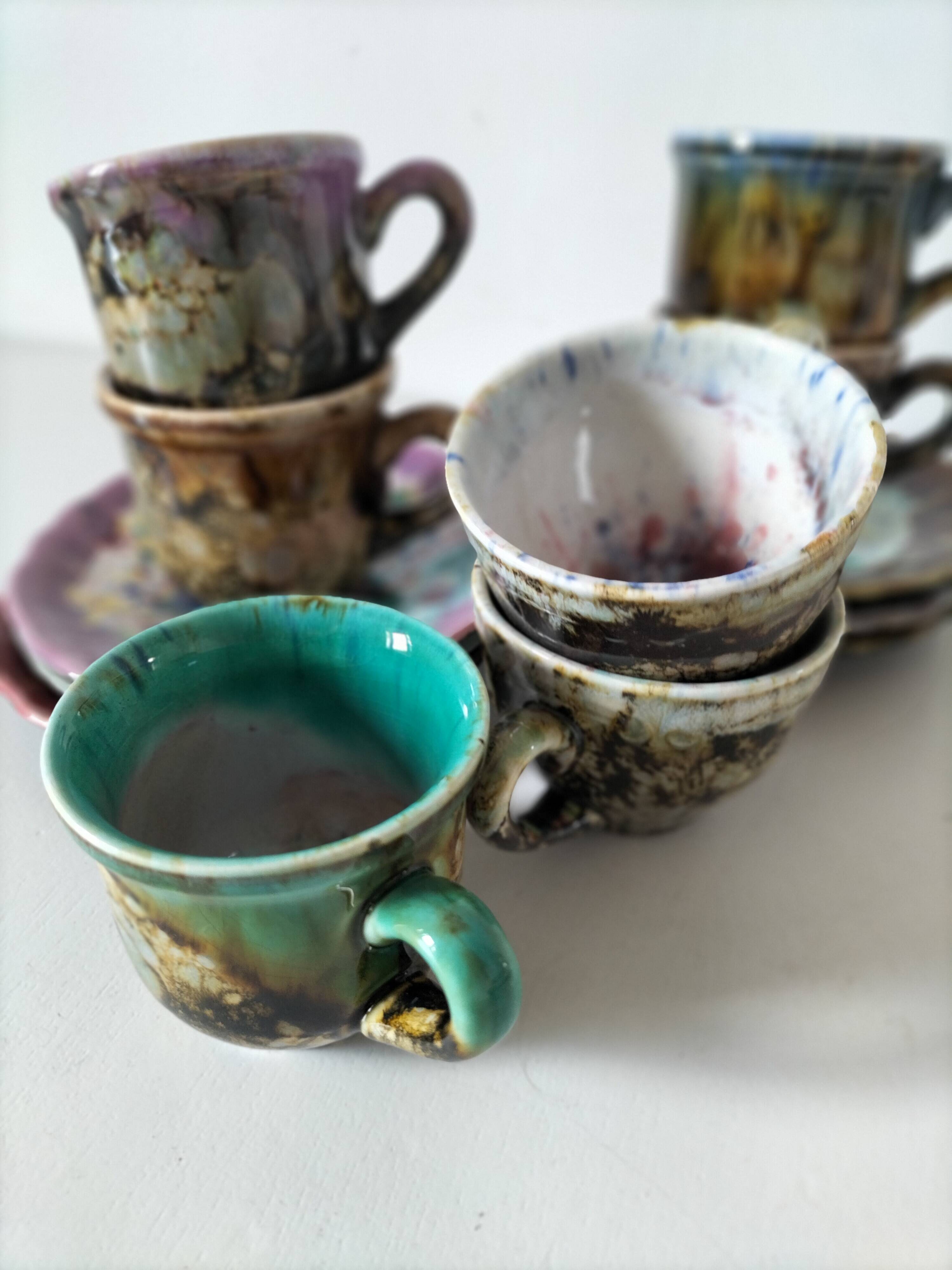 Tasses et soucoupes Morvan en céramique émaillée polychrome